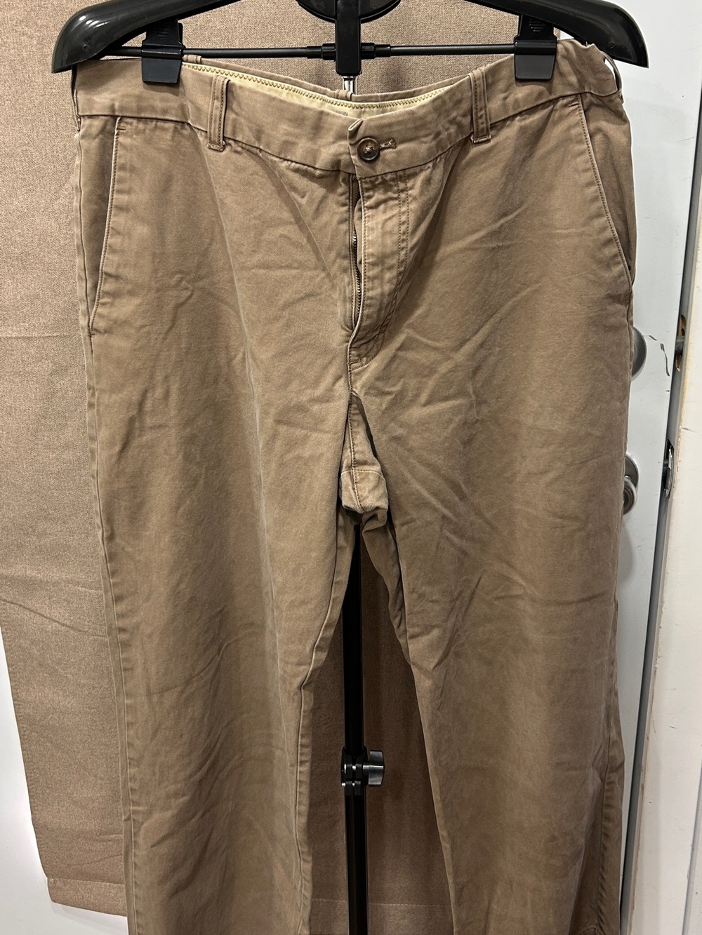 Izod Men's Khaki Straight-Leg Chinos